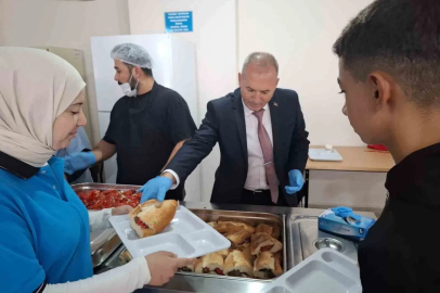 Sarıgöl Milli Eğitim Müdürü pansiyonda kalan öğrencilere yemek dağıttı
