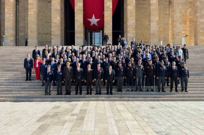 Ankara Valisi Canbolat ve beraberindeki heyet, Anıtkabir’i ziyaret etti
