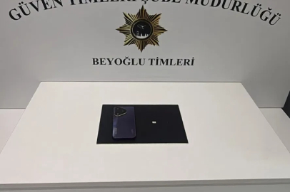 Bankta unutulan cep telefonunu çaldı
