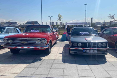 Sincan’da klasik otomobil tutkunları bir araya geldi
