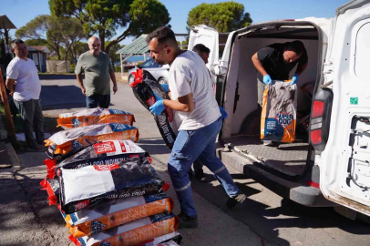 Ayvalık’ta can dostlar için yaklaşık 1 ton mama toplandı
