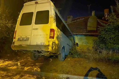 Ankara’da el freni çekilmeyen minibüs duvara çarptı
