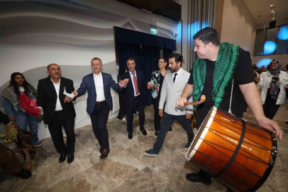 Başkan Büyükakın, Vanlıların halayına katıldı: "Biz birlikte Türkiye’yiz"

