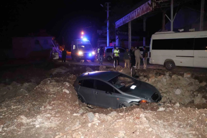 Otomobil inşaatın kazı alanına uçtu: 2 yaralı
