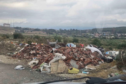 Bolu’da iki köyü birbirine bağlayan yol çöplüğe döndü
