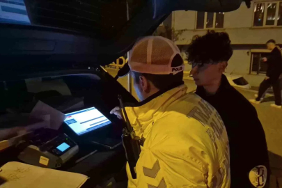 Polisin "dur" ihtarına uymayıp kırmızı ışıkta makas atarak kaçan motosikletliye 353 bin lira ceza
