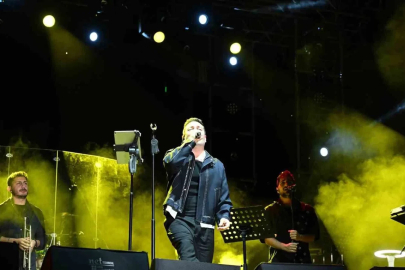 Oğuzhan Koç, Edirne konserinde sahne önünde sigara içen kişiye tepki gösterdi

