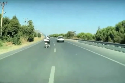 Motosiklet bir anda yola atladı, sürücünün refleksi sayesinde faciadan dönüldü
