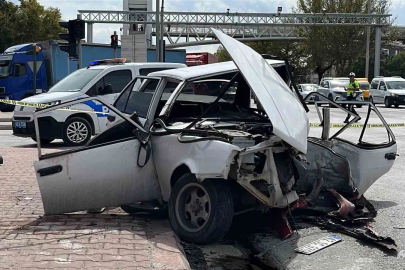 Otomobiller çarpıştı, Tofaş hurdaya döndü: 3’ü ağır 4 yaralı
