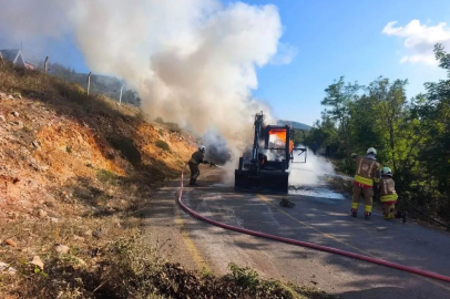 İskenderun’da iş makinesi alevlere teslim oldu
