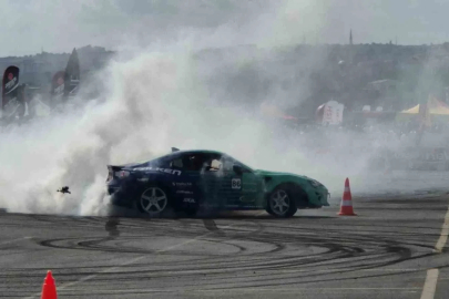 Asfaltı yakıp geçtiler: Tekirdağ’da nefes kesen drift şovu

