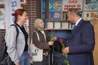 Rektör Akkaya yeni öğrencileri otogarda karşıladı
