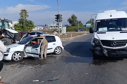 Tur minibüsü ile otomobil çarpıştı: 2 yaralı
