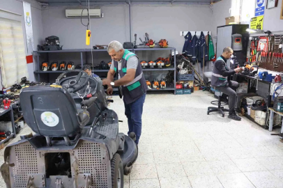 Mobilyalarını kendisi üretiyor
