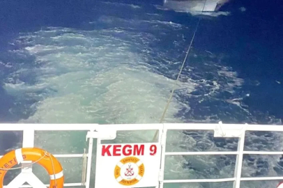 Çanakkale Boğazı’nda içinde 3 kişinin bulunduğu sürüklenen tekne kurtarıldı
