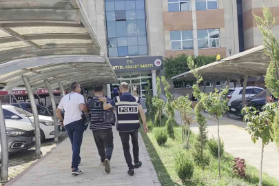 Boşanma aşamasındaki karısını öldüren şahıs çelik yelekle adliyeye sevk edildi
