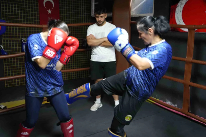 Anne ve iki kızı aynı ringde şampiyonluk için çalışıyor
