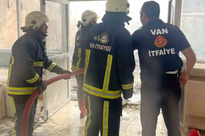 Yıkım çalışması yapılan spor merkezinde yangın
