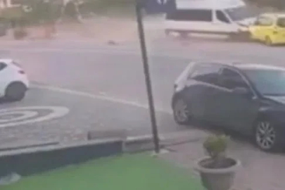 Freni patlayan minibüs taksiyi önüne kattı, direğe çarparak durabildi: 1 yaralı

