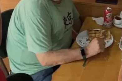 Ağaçtan düştü, merdiveni tutan kişi hayatını kaybetti
