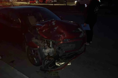 Virajı alamayan otobüs iki otomobile çarptı: Ölümle burun buruna geldiler
