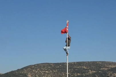 Türk bayrağını düzeltmek için direğe tırmandı
