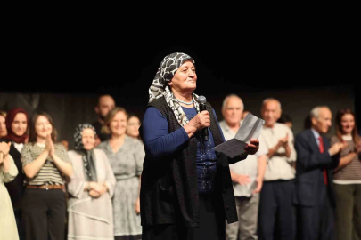 Büyüklerin tiyatro oyunu ayakta alkışlandı
