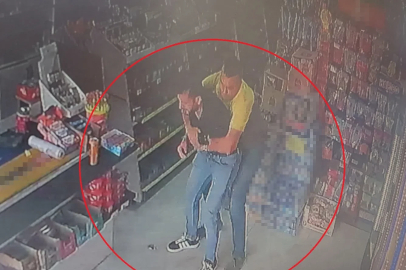 Boğazına şeker kaçan adamın ölümle burun buruna geldiği ve Heimlich manevrasıyla hayata tutunduğu anlar kamerada
