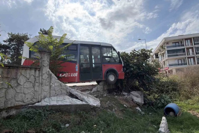 Köpeğe çarpmamak için manevra yapan halk otobüsü duvara çarptı
