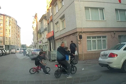 Bisikletli çocuk aracın altında kalmaktan son anda kurtuldu
