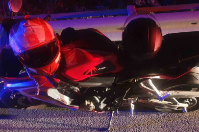 Motosiklet bariyere çarptı: 2 kişi yaralandı
