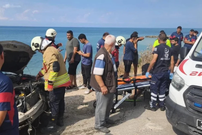 Arsuz’da uçurumdan yuvarlanan otomobilin sürücüsü yaralandı
