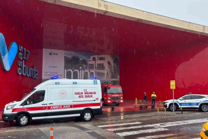 Çanakkale’de 17 Burda AVM’deki bir elektronik mağazasında yangın çıktı
