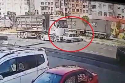 Kayseri’de tırla çarpışan otomobilin takla attığı kaza kamerada
