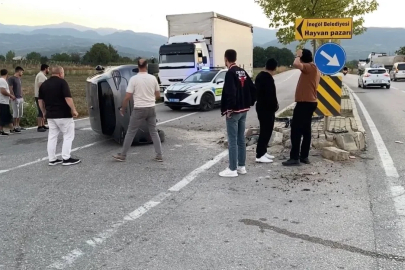 Ara sokaktan çıkan araca çarpmamak için refüje daldı… O anlar kamerada
