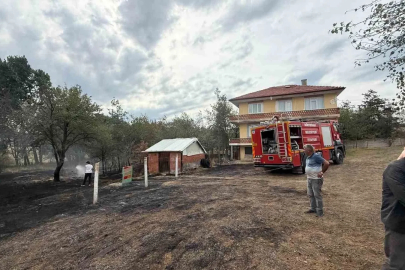 Bolu’da evlerin yanındaki alanda korkutan ot yangını
