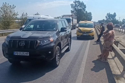 Manavgat’ta 3 araçlı zincirleme kaza, trafikte uzun araç kuyruğuna neden oldu
