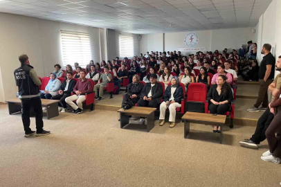 Üniversite öğrencilerine bağımlılıkla mücadele eğitimi verildi
