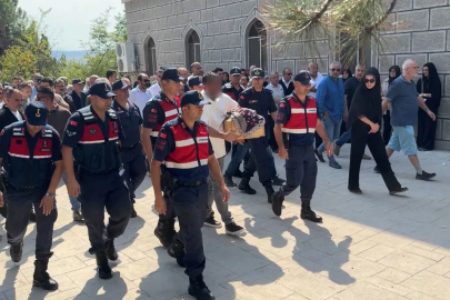 Bir babanın en zor sınavı: Kazada ölen bebeğinin tabutunu böyle taşıdı
