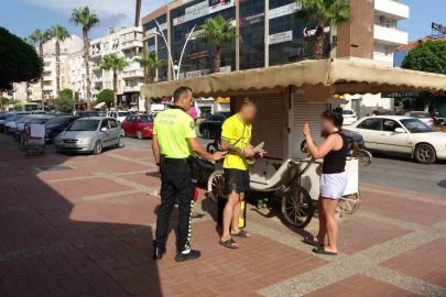 Kırmızı ışıkta motosikletle bekleyen turistler bir anda kaldırıma çıktı, büfeye çarpıp yere savruldu
