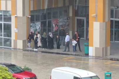 Van’da aniden bastıran yağmur vatandaşları hazırlıksız yakaladı
