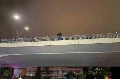 İntihar etmek için köprüye çıkan şahsı polis ekipleri ikna etti
