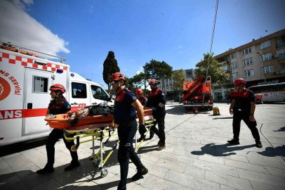 İzmir İtfaiyesi’nden gerçeği aratmayan tatbikat
