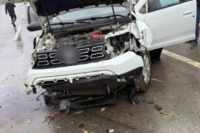 Bingöl’de otomobil ağaca çarptı: 2 yaralı
