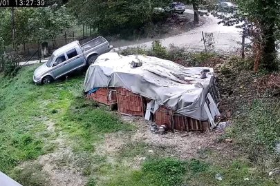 Kamyonet bahçeye uçtu, 3 kadın saniyelerle ölümden döndü
