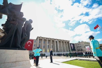 TBMM Başkanı Kurtulmuş, Atatürk Anıtı’na çelenk bıraktı
