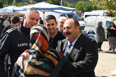 Başkan Hamamcı pazarda esnaf ve vatandaşlarla buluştu
