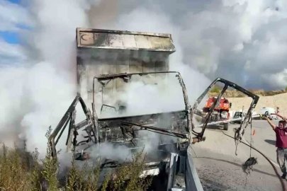 Antalya’da yanan kamyonun sürücüsü, karşıdan gelen araçları görünce aracı bariyerlere sürmüş
