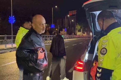 Alkollü sürücü ‘burada çevirme olmaz’ dedi, yoldan geçen araçları durdurmaya çalıştı

