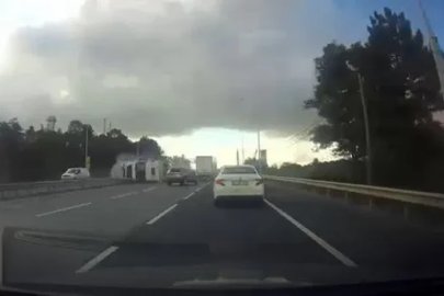 Arnavutköy’de hafriyat kamyonunun devrildiği anlar kamerada
